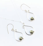 Silver teardrop set with Swarovski pearls
